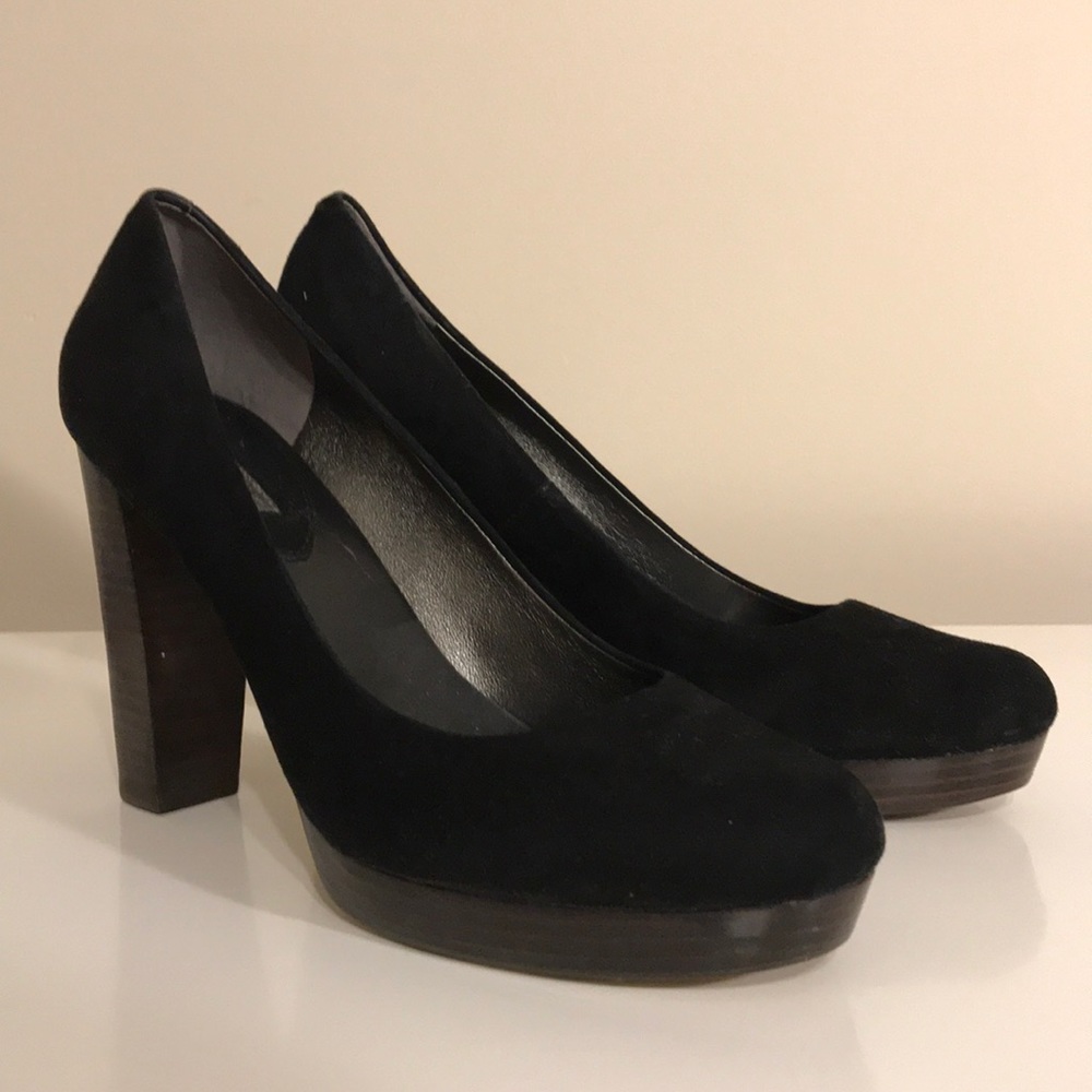 Black suede pump